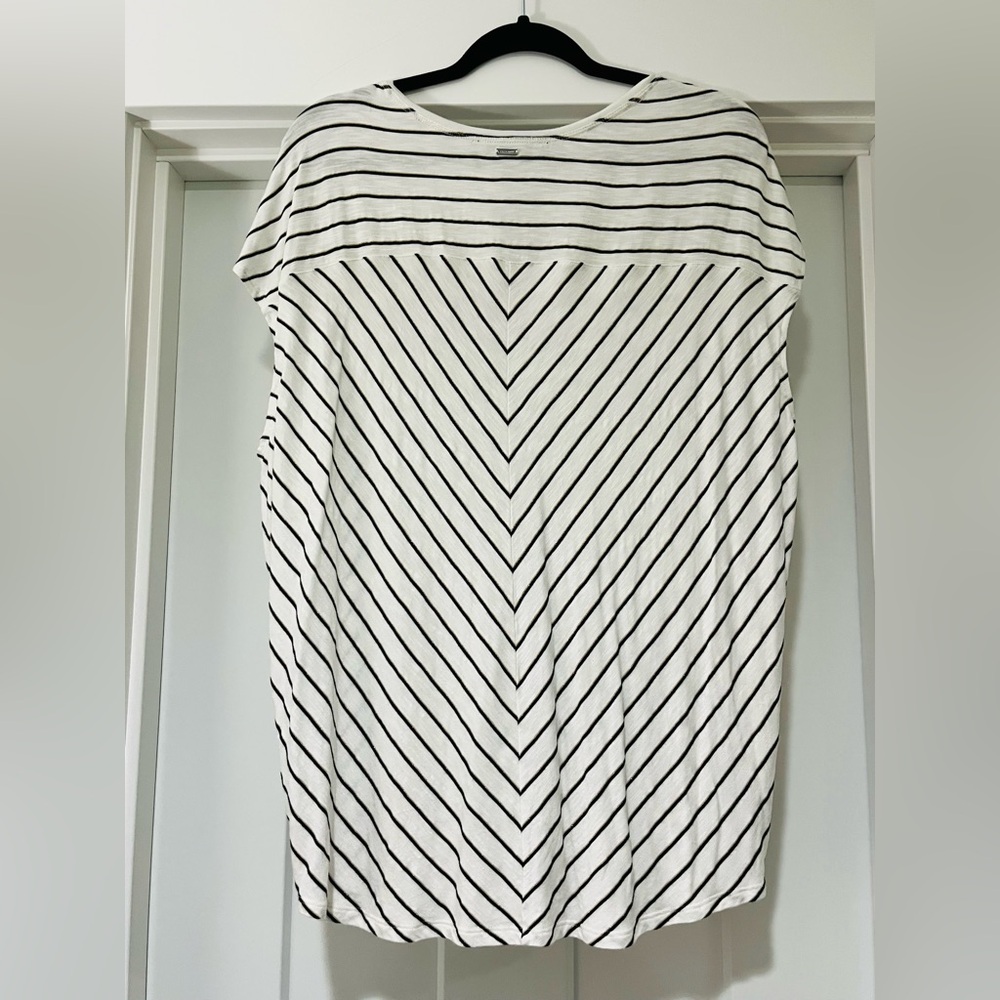 White House Black Market jetsetter tee. Black/gold stripe. Size XL. - Picture 2 of 7